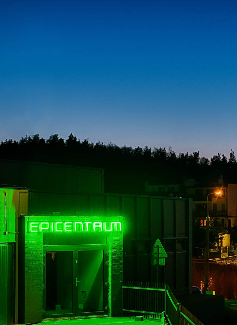 epicentre-fietsen-literatuur-groot-formaat-luminescent-base-plex-neon-gemonteerd-op-hoogte-op-een-gebouw